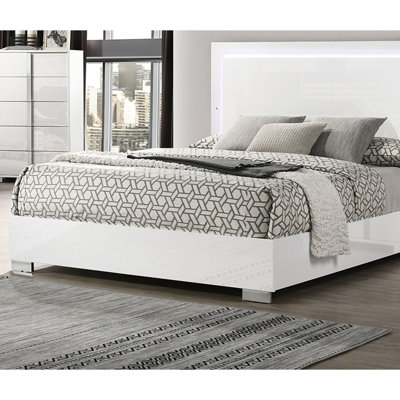 Structure de lit très grand blanc de style contemporain avec éclairage à DEL sur la tête de lit, les pieds et les poignées verticales pour les poignées de chambre à coucher modernes, mélange de métal et de bois
