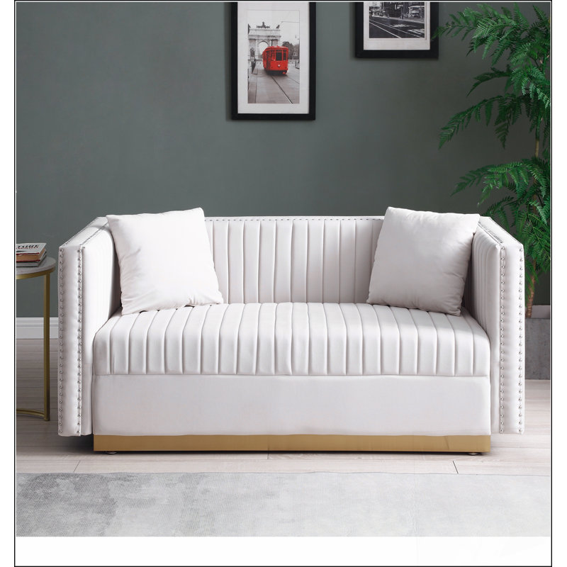Causeuse en velours avec capitonnage vertical, garniture cloutée et base dorée - 2 coussins inclus