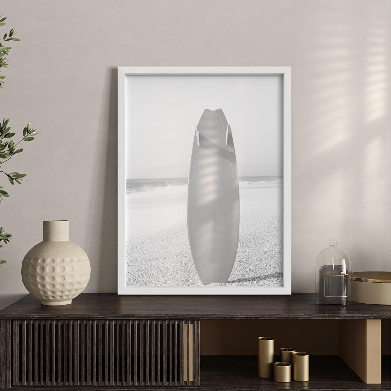 Illustration d'une petite planche de surf nautique noire et blanche sur une plage tropicale, H 14 po x l 11 po, Blanc
