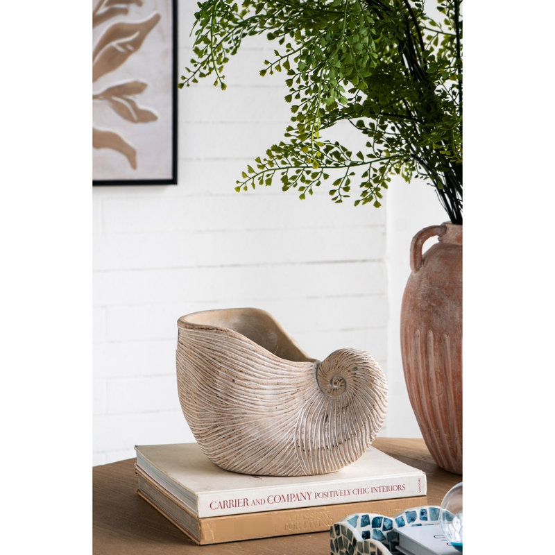 Pot de fleurs en ciment sable de 21,6 x 14 x 16 cm avec surface texturée beige, idéal pour exposer des objets décoratifs. Finition et pot de fleurs qui s'harmonisent avec les intérieurs scandinaves.