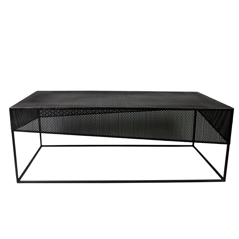 Table basse noire détaillée en fer percé