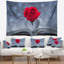 Rouge floral rose à l’intérieur de la tapisserie livre-28501628