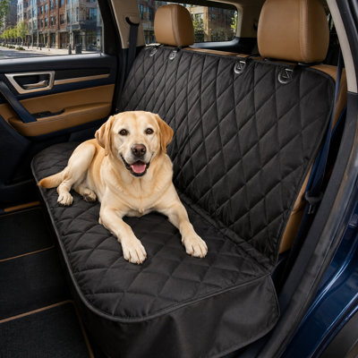Cette housse de siège arrière pour chien robuste et ajustée est offerte en noir standard et utilise une couche imperméable avec un support antidérapant ; des clips à dégagement rapide simplifient l'installation et le nettoyage, et la housse est lavable à la machine.