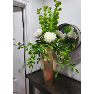 Pivoine blanche et verdure dans un vase doré