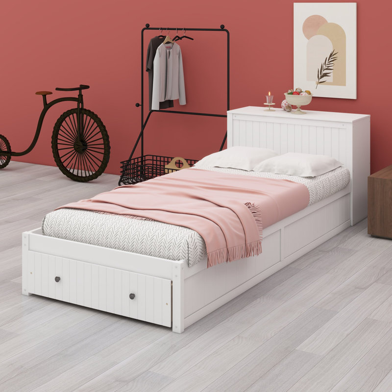 Lit plateforme avec bureau intégré et rangement, affichant un style moderne grâce à ses larges étagères de tête de lit.