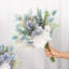 Arrangement de fleurs artificielles avec vase en verre, bouquet de fausses dahlia bleu et blanc avec eucalyptus, centre de table prêt à l'emploi pour le salon, la table à manger et la décoration intérieure