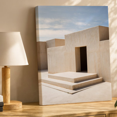 Toile, scène architecturale minimaliste avec une série de structures géométriques murales beiges sous un ciel bleu clair, art mural sur toile