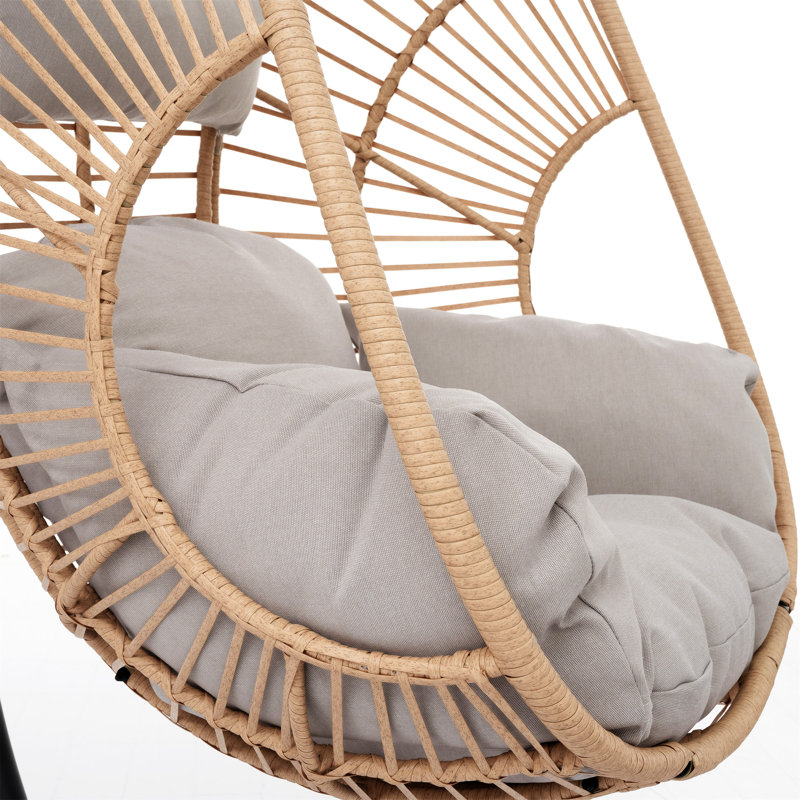 Balancelle d'extérieur pour l'intérieur en osier de couleur naturelle avec coussin beige