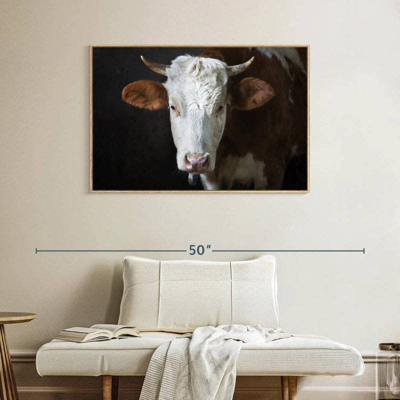 Visage de vache sérieux, Cadre flottant en bois naturel, 40 po x 27 po