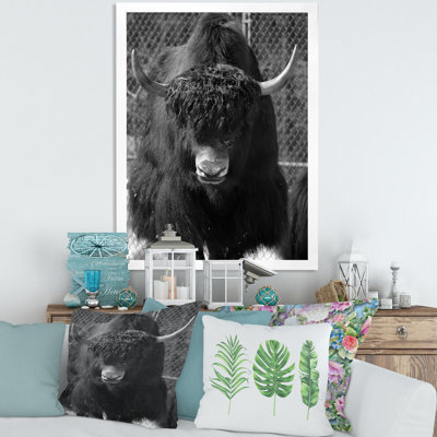 Portrait d'un taureau sauvage dans la forêt hivernale II - photographie sur toile