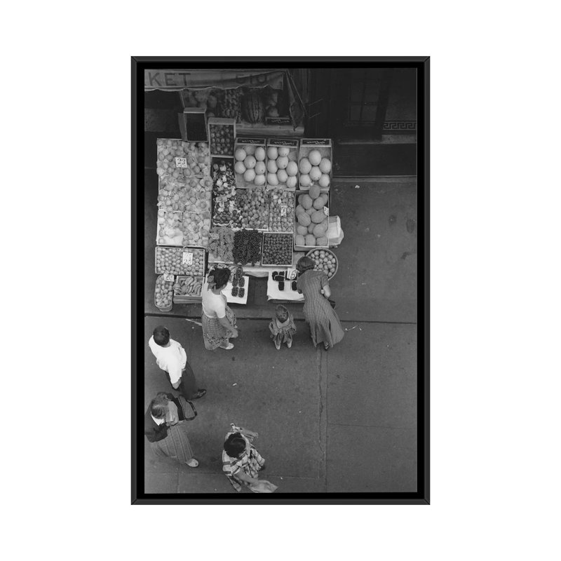 «Fruit Stand Fromabove NYC 1948» par Ruth Orkin - reproduction de photo, H 26 po x l 18 po x 1,5 po, Toile avec cadre noir