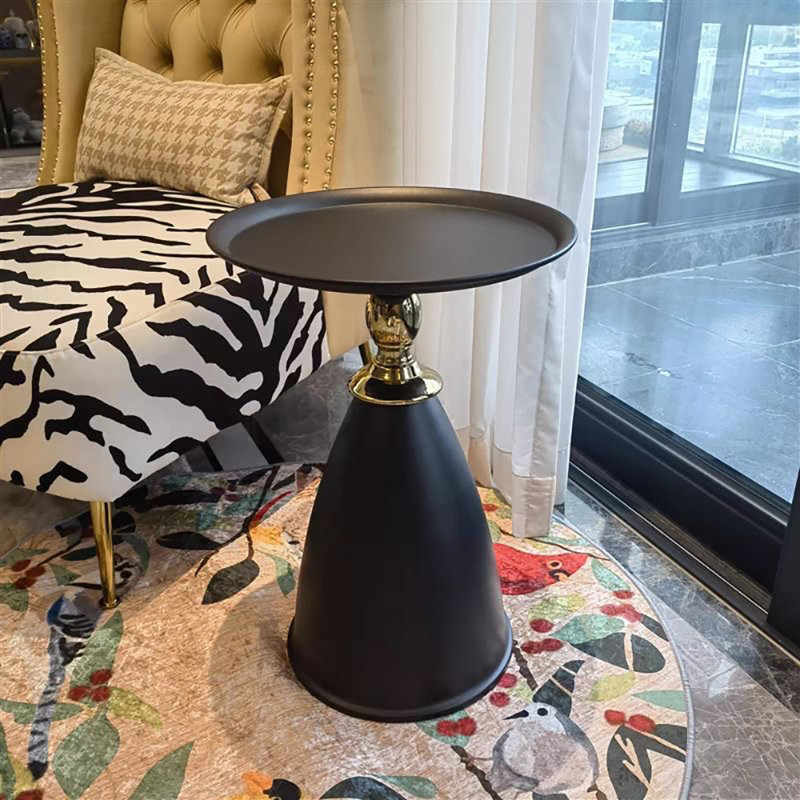 Petite petite table d'appoint ronde noire pour les petits espaces, tables de bout modernes à piédestal pour le salon, table d'appoint unique, table à boissons, table à martini en métal pour fauteuil inclinable, chambre à coucher