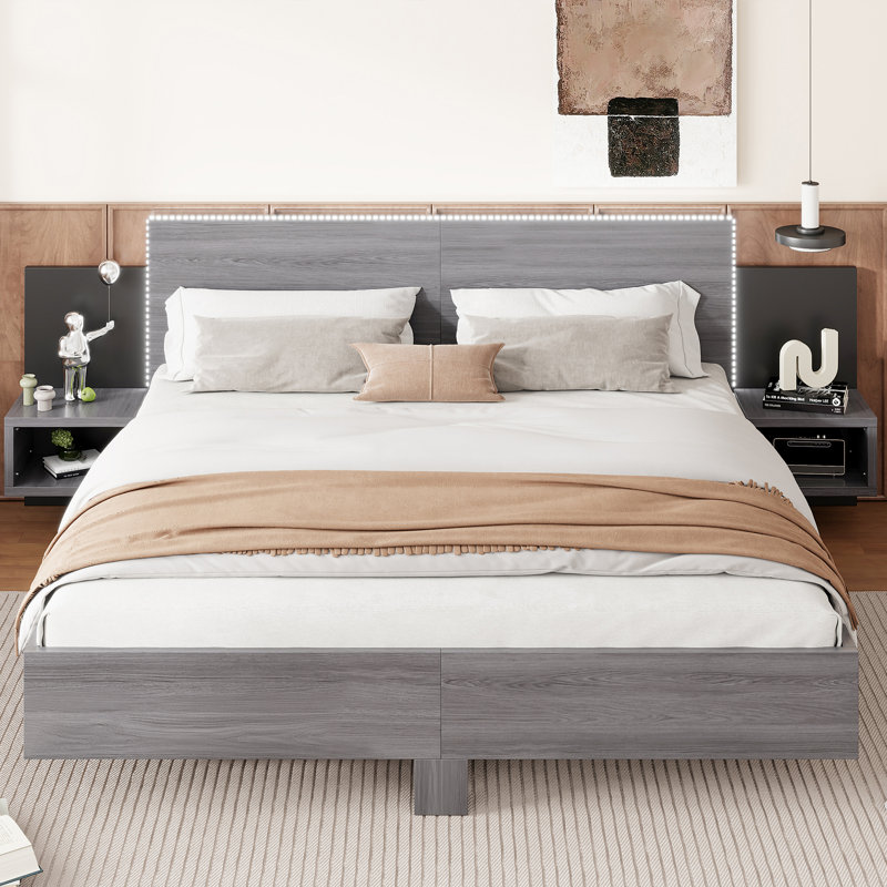Lit plateforme très grand avec table de chevet, éclairage ambiant et structure en bois, gris
