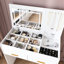 Bureau de coiffeuse rabattable, miroir lumineux à DEL, prise encastrée, 2 tiroirs, organisateur de bijoux ouvert, crochets, blanc, peu encombrant, luminosité réglable, rangement intelligent, tabouret, convenant à un appartement