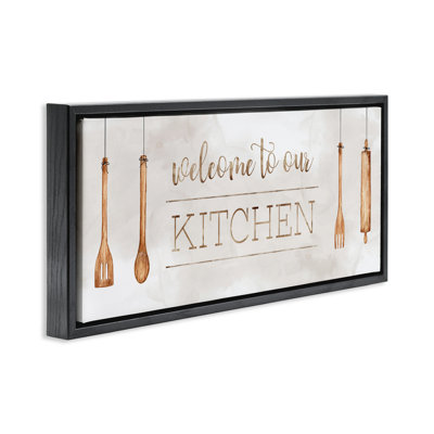 «Kitchen Welcome with Utensils», art mural encadré sur toile flottante, design par Sally Swatland