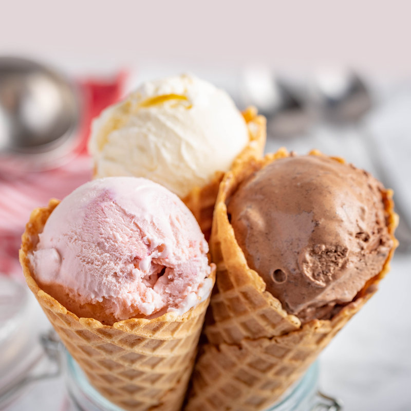 Nostalgia 4-Quart Electric Ice Cream Maker with Easy-Carry Handle