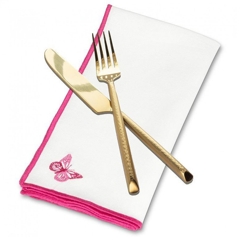 Blanc avec papillon rose vif et serviette aux bords