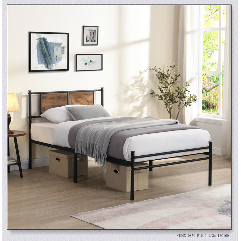 Cadre de lit simple en métal de taille très grande, tête de lit avec décoration en bois, noir