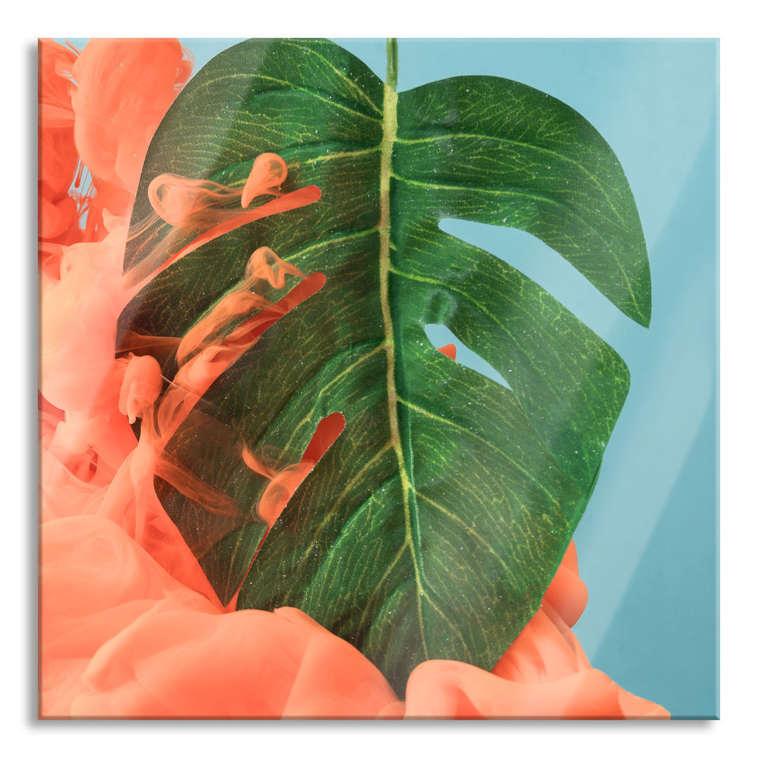 Glasbild Monstera-Blatt mit Pastellwolken