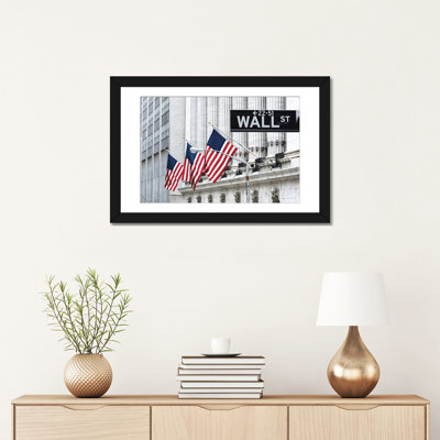 «American Flags & Wall Street Signage, New York Stock Market, quartier économique, Lower Manhattan, New York City, New York, États-Unis par Matteo Colombo - reproduction de photo sur toile tendue