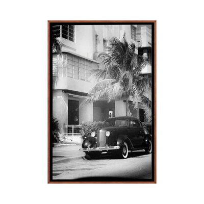 «Miami Art Deco District With An Antique Auto, Florida», reproduction d'art sur toile encadrée