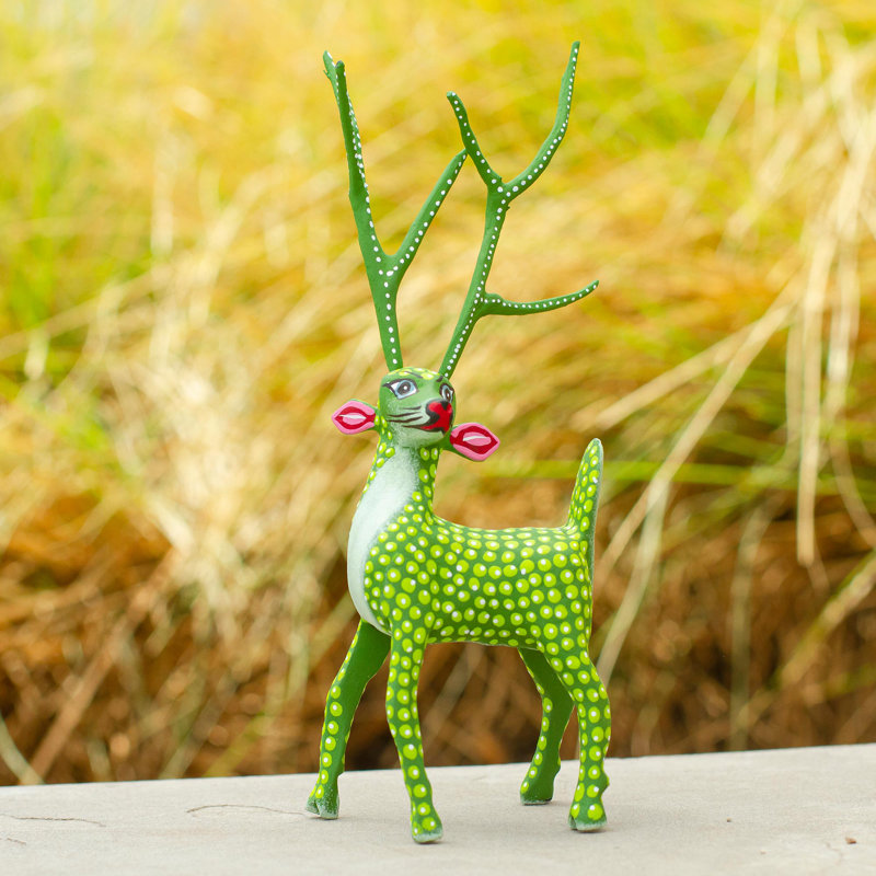 Sculpture Bungalow Rose faite à la main en bois de cerf vert Alebrije