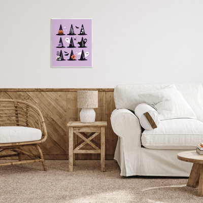 Plaque murale de chapeaux de sorcière variés sur fond mauve, design par Elizabeth Tyndall
