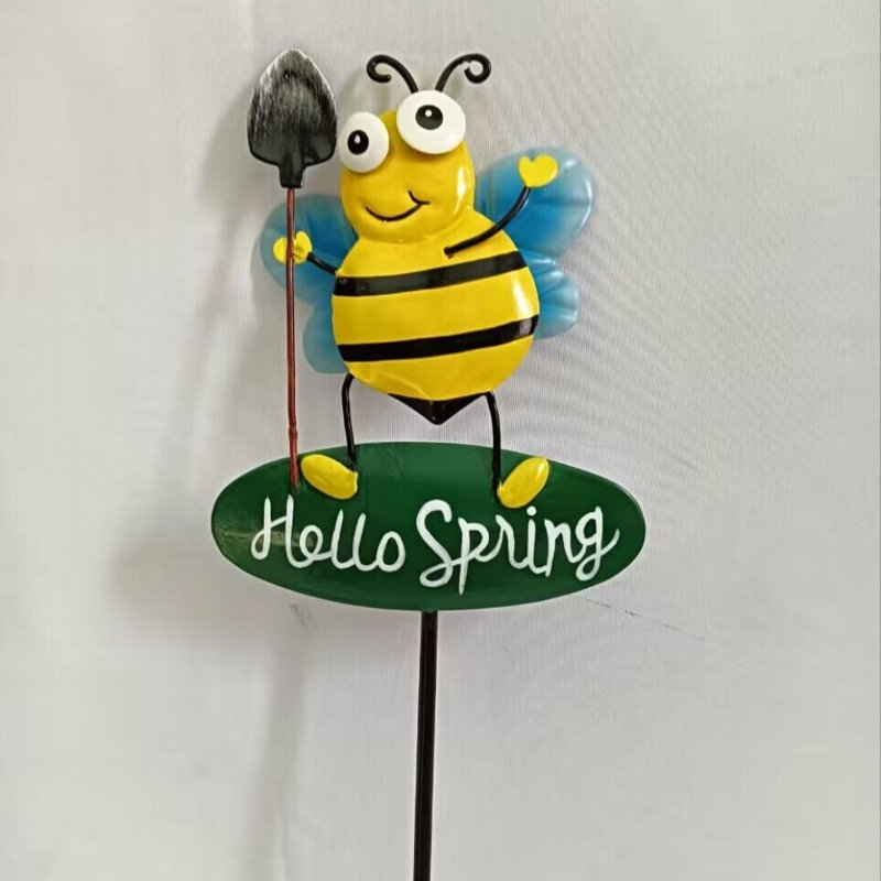 Abeille avec une pelle sur un piquet Hello Spring