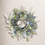 Couronne de porte 24 po avec ressorts de fleurs d'eucalyptus