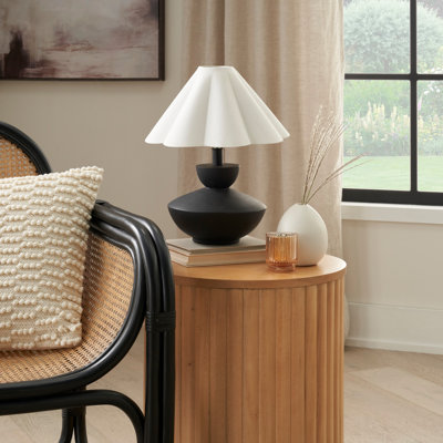 Lampe de table 18 "en bois noir avec abat-jour cannelé