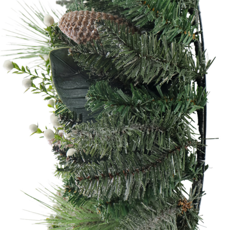 Couronne de 76 cm (30 po) en pin et baies floquées, avec pommes de pin et feuillage givré