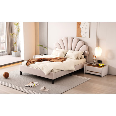 Lit plateforme tapissier beige avec tête de lit à fleurs - construction robuste, velours confortable, matelas