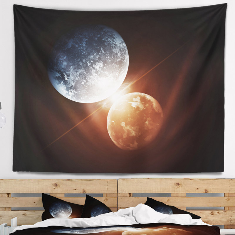 Tapisserie "Spacescape Kiss" entre deux planètes, H 50 po x l 60 po