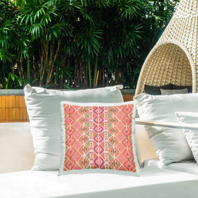Coussin d'extérieur à motif géométrique rose à motif boho par Flora Kouta