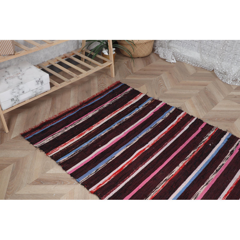 Tapis turc tissé à la main: rayures roses pour une décoration de plancher texturée vibrante