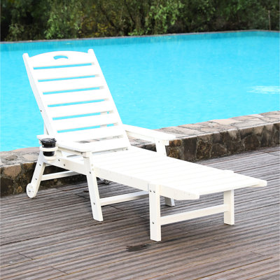 Chaise longue d'extérieur, dossier réglable à 4 positions, supporte jusqu'à 180 kg, blanche, résistante aux intempéries, porte-gobelet et roulettes pour un déplacement facile. Couleur blanche, design élégant et grande mobilité.