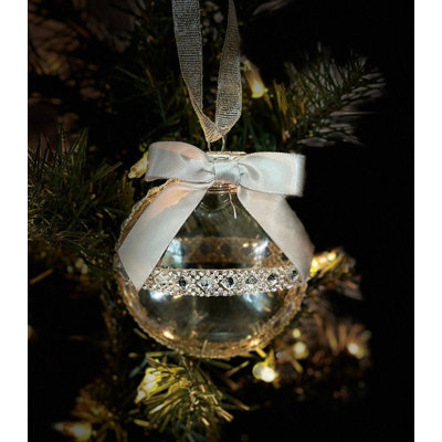 La collection Silver: ornement en forme de diamant en forme de diamant en strass avec un nœud en satin argenté