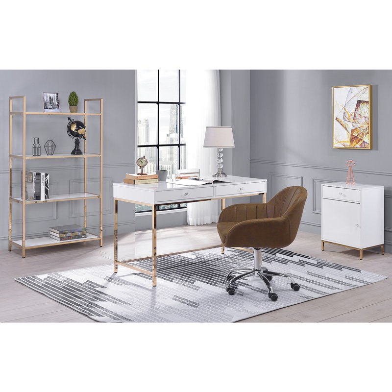 Bureau rectangulaire de luxe blanc laqué avec pattes et tiroirs en métal doré, idéal pour étudier.