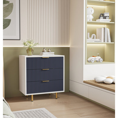 Commode 3 tiroirs, chambre à coucher, salon, couloir, tons de bois blanc, pieds en métal et panneau cannelé bleu marine, tiroirs spacieux, structure stable, décoration de chambre à coucher