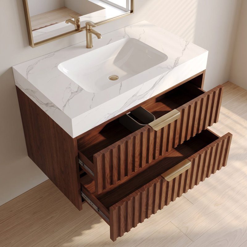 Meuble-lavabo mural simple de 76 cm (30 po) en noyer cannelé, avec lavabo en céramique et comptoir en pierre frittée blanche veinée.