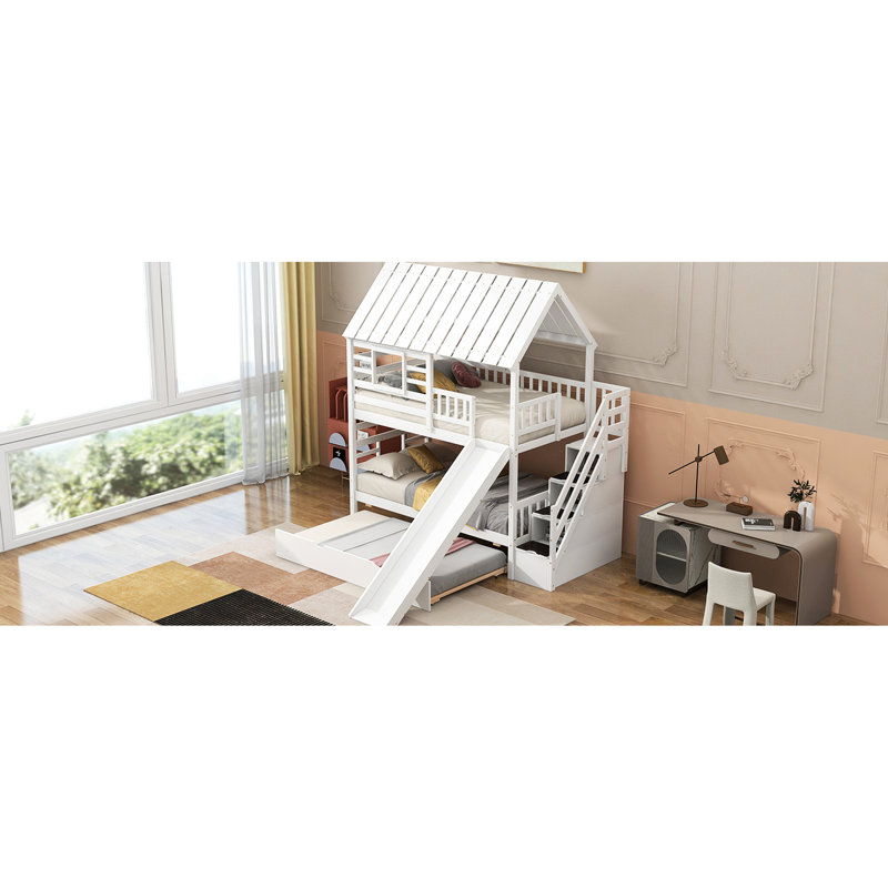Lit simple au-dessus d'un lit superposé blanc avec lit gigogne, toboggan et escalier de rangement spacieux