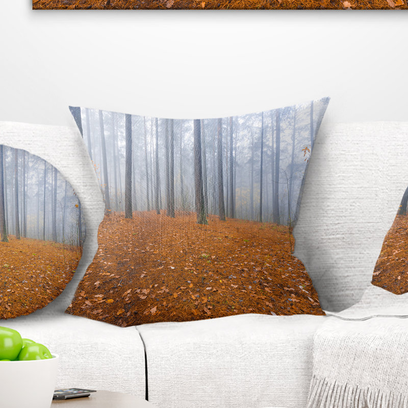 Foggy Forest and Fallen Leaves - Coussin décoratif imprimé forêt, 18 po x 18 po, Carré