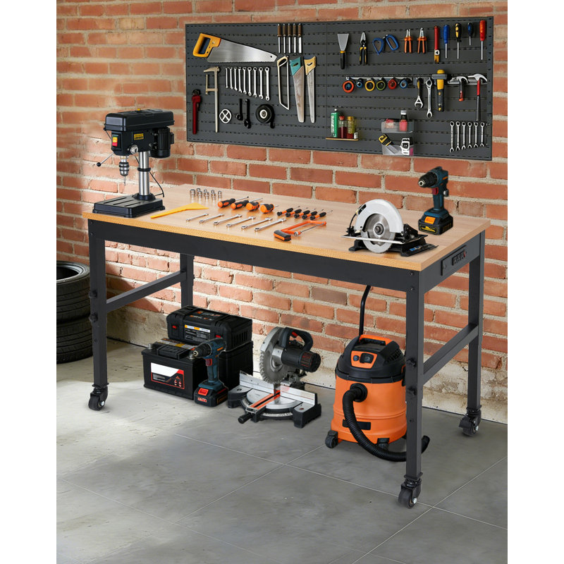 Établi 60 po à hauteur réglable avec roues verrouillables, prises intégrées et plateau en bois d'hévéa robuste, banc de travail d'une capacité de 2 500 lb, table de travail de garage pour atelier, atelier de réparation, maison, bureau