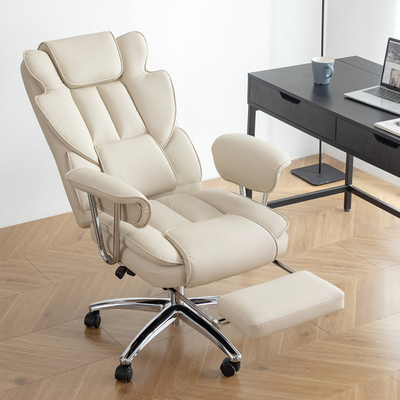 Fauteuil de bureau ergonomique inclinable en cuir beige avec repose-pieds, idéal pour les personnes de grande taille et de forte corpulence. Dossier haut confortable.