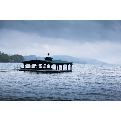 Adirondack Lake Pier Over the Water par Pgiam