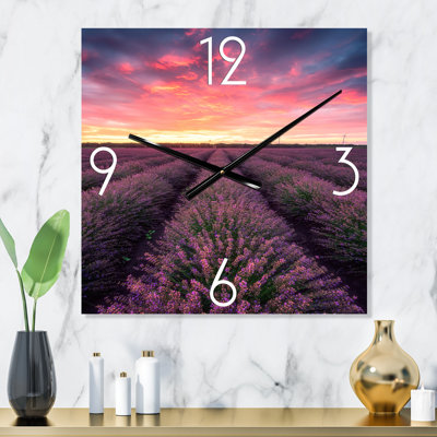 Lever de soleil et nuages dramatiques sur un champ de lavande - horloge murale