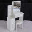 Petit meuble-lavabo à gauche avec tabouret rembourré-852836324