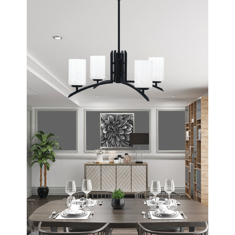 Lustre 4 lumières Kurve illustré en finition noir mat avec verre de marbre blanc de 4 po