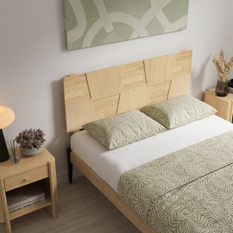 Structure de lit double Nesto avec tête de lit géométrique et pieds en métal noir mat, structure de lit plateforme en bois massif de première qualité, support à lattes de bois, aucun sommier nécessaire