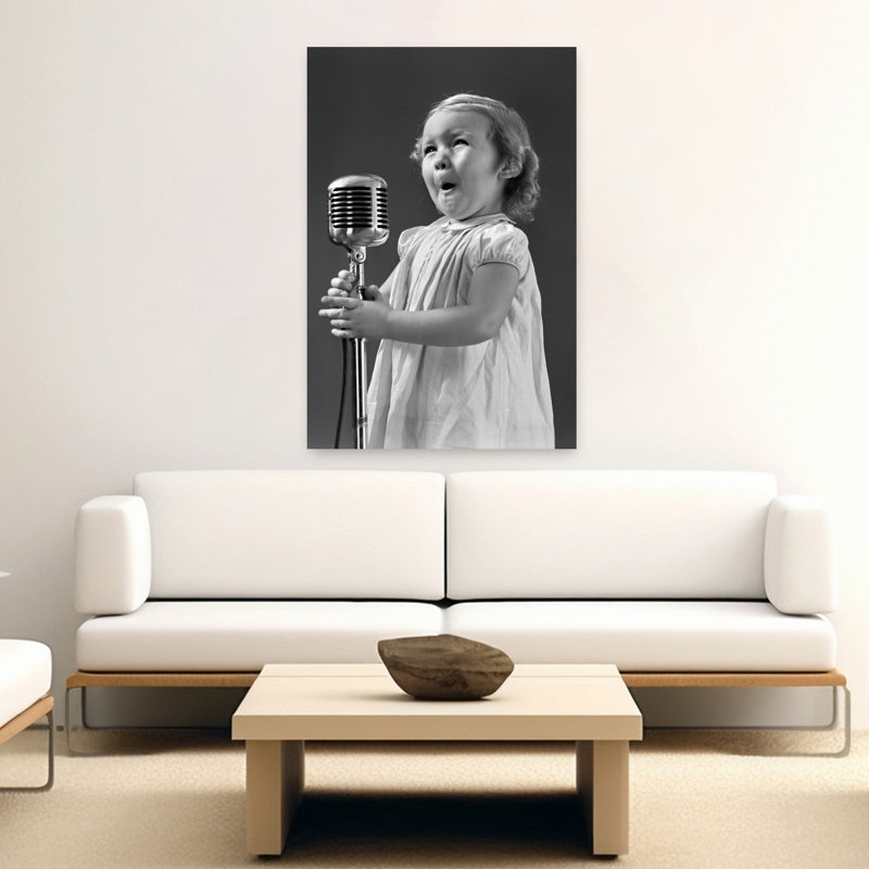 «1940S Little Girl faisant un visage chantant dans un micro», art mural rétro classique rétro, H 60 po x l 40 po